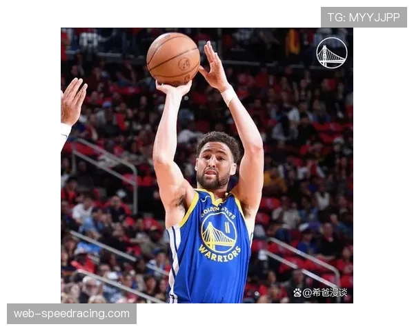 克莱·汤普森命中生涯第2500记三分球后的平静庆祝