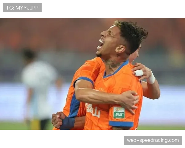 特写瞬间：山东泰山外援克雷桑任意球直挂死角