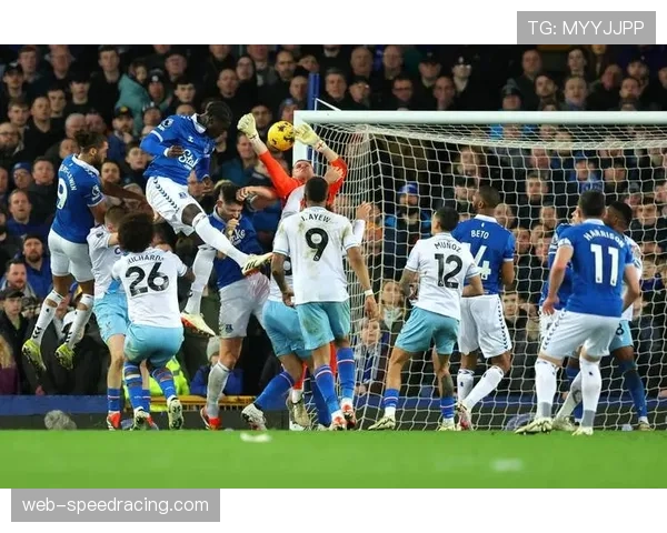 战术深度：瓜迪奥拉在曼城对阵阿森纳一役中的中场变阵解读